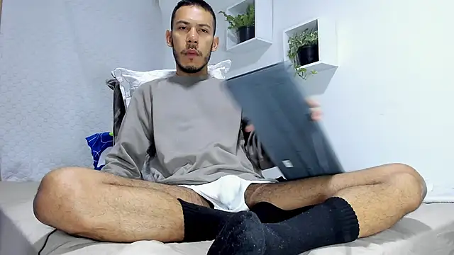 Aronxxs online show from March 1, 10:45 am