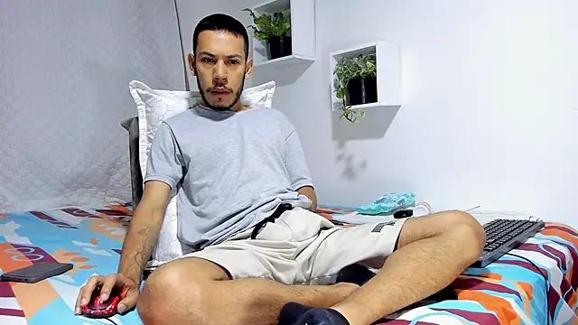 Aronxxs online show from February 6, 10:15 am