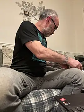 Shyboy817 online show from April 5, 1:03 am