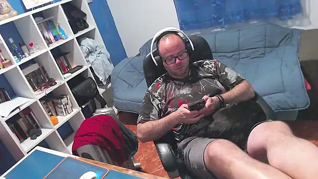 ravingr4d4 online show from April 2, 9:33 pm