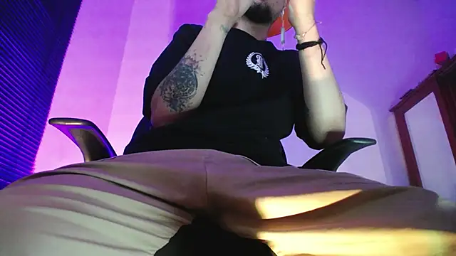 zacwatson  online show from March 11, 5:47 am