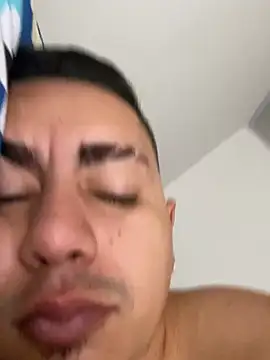 Snapshot of DanielGomez9 chatting on January 5, 2:41 pm DanielGomez9 online show from January 5, 2:41 pm