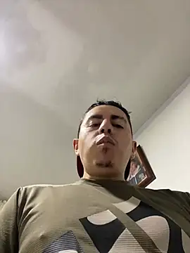 Snapshot of DanielGomez9 chatting on February 19, 3:50 am DanielGomez9 online show from February 19, 3:50 am