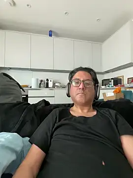 Snapshot of Robin007 chatting on March 12, 11:20 am Robin007 online show from March 12, 11:20 am