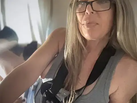 ALEXADANIELLE online show from April 15, 4:51 pm