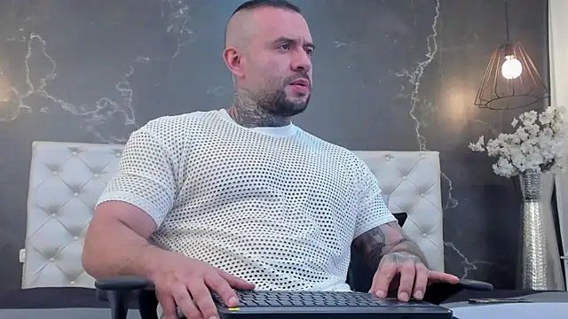 Snapshot of BruceDallas chatting on February 7, 1:36 am BruceDallas online show from February 7, 1:36 am