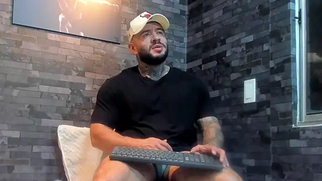 BruceDallas online show from April 22, 4:52 am