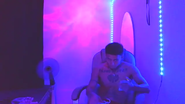 Snapshot of Skartoliver chatting on October 9, 4:06 am Skartoliver online show from October 9, 4:06 am