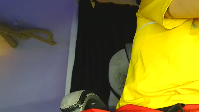 Snapshot of Skartoliver chatting on October 2, 12:20 pm Skartoliver online show from October 2, 12:20 pm