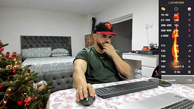 supermanboy94 online show from December 5, 7:37 am