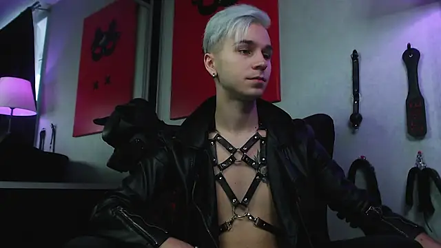 Joseph  Quinn online show from December 9, 8:11 am