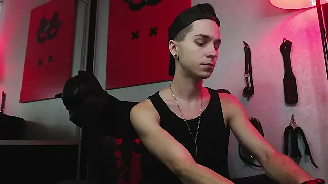 Joseph  Quinn online show from January 17, 11:49 am