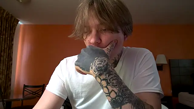 loganwheaton19 online show from January 23, 5:10 pm