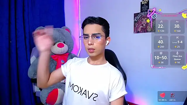 OwenBluee online show from June 22, 9:04 am