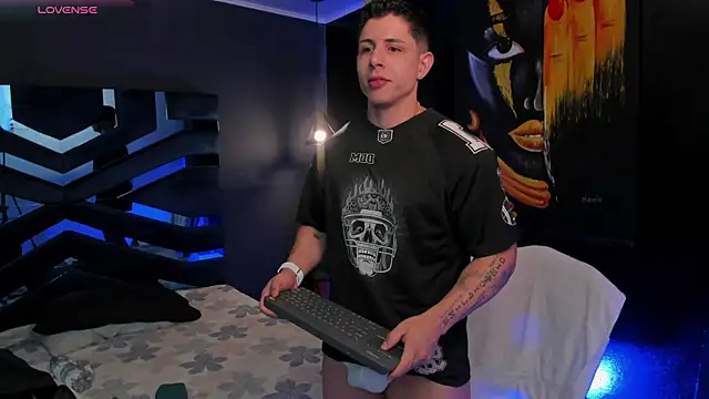 Johan Williams 07 online show from April 2, 5:16 am