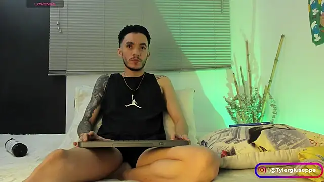 Snapshot of Tylergiuseppe_ chatting on January 17, 4:49 am Tylergiuseppe  online show from January 17, 4:49 am