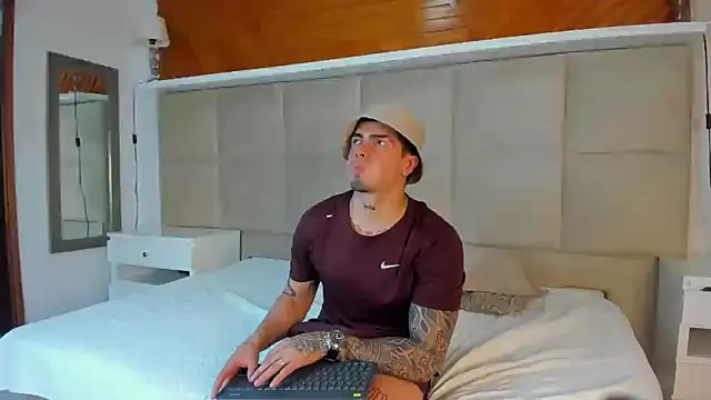 Snapshot of _mrcock chatting on December 17, 10:43 pm  mrcock online show from December 17, 10:43 pm