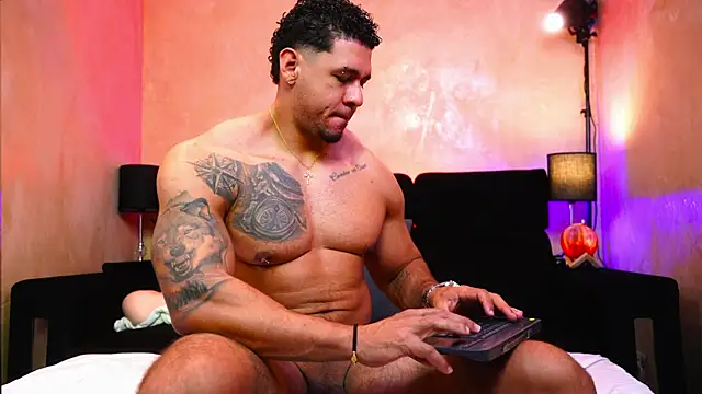 MassimoWalton2 online show from April 6, 2:18 pm