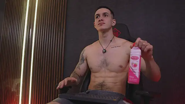 JacksonOlsenn online show from April 2, 8:49 pm