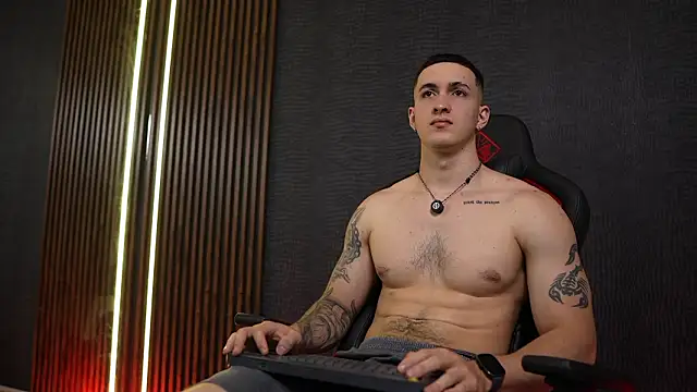 JacksonOlsenn online show from February 4, 8:48 pm