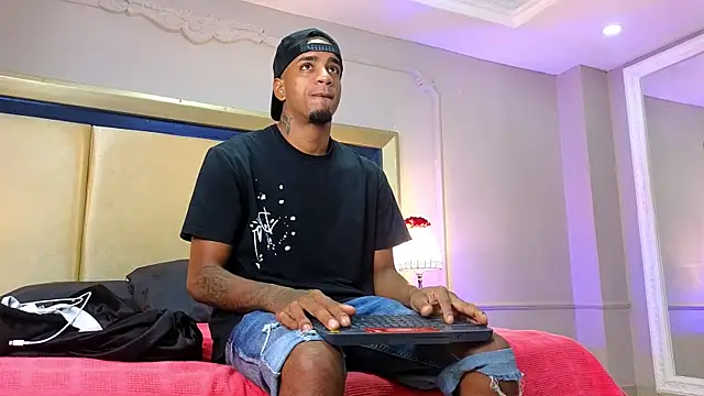 AaronCruz  online show from June 6, 5:41 pm