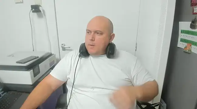 Snapshot of BigromeoXX chatting on December 10, 7:11 pm BigromeoXX online show from December 10, 7:11 pm