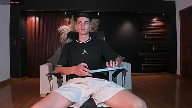 Aaron Scoot online show from December 27, 12:39 am