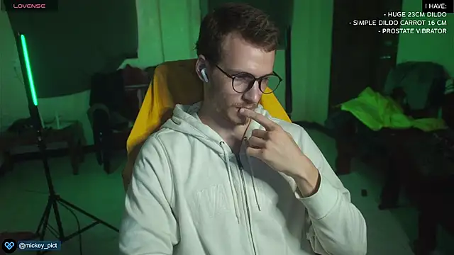 mickeypict online show from December 23, 9:05 am