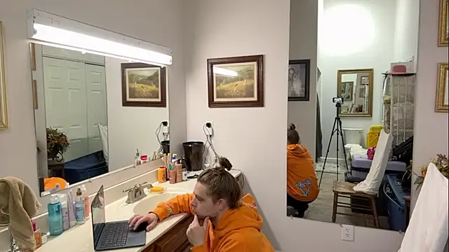 Snapshot of DaddydayDrinkzz chatting on February 15, 4:25 am DaddydayDrinkzz online show from February 15, 4:25 am