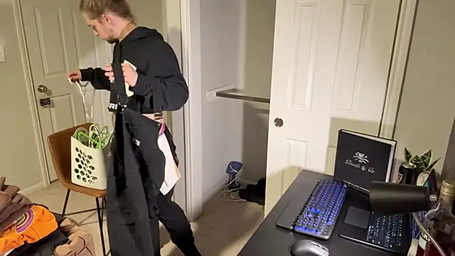 Snapshot of DaddydayDrinkzz chatting on February 27, 6:50 am DaddydayDrinkzz online show from February 27, 6:50 am