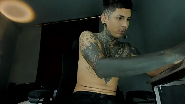 Travistanner 28 online show from March 27, 12:17 pm