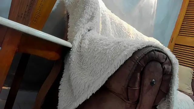 Snapshot of Dylanstonne chatting on December 9, 8:40 pm Dylanstonne online show from December 9, 8:40 pm