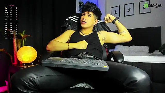 LyleBennett  online show from June 2, 2:12 am