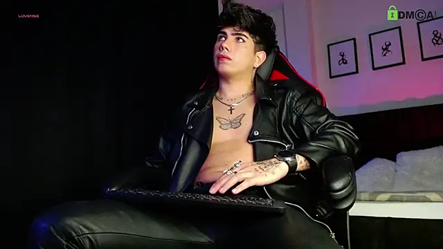 LyleBennett  online show from March 7, 11:52 am