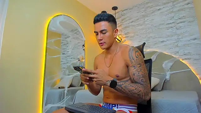 Snapshot of Aron_Bolt chatting on October 21, 9:28 pm Aron Bolt online show from October 21, 9:28 pm