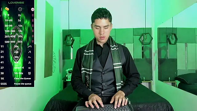 LiamNovak online show from December 4, 12:01 pm