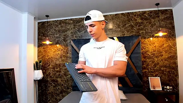 Flynn Riider online show from January 17, 11:17 am