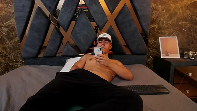 Flynn Riider online show from January 27, 11:22 am