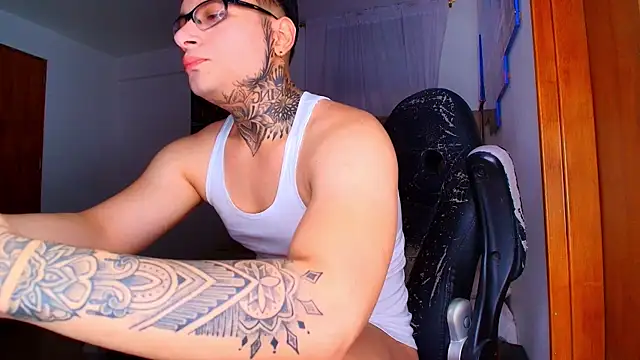 DennisWalkerr online show from October 2, 11:53 pm