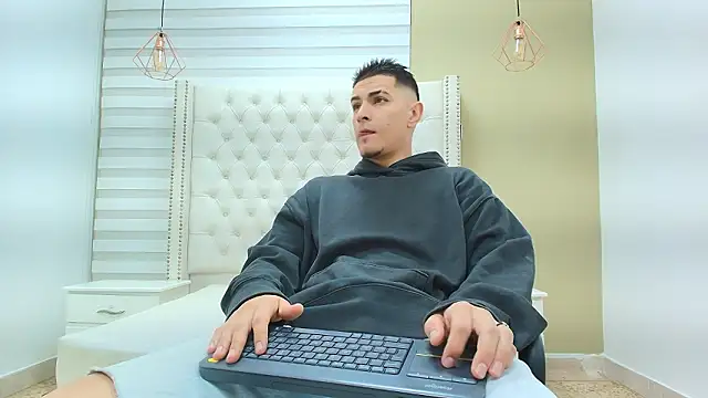 DAVID VICTORIAA online show from February 14, 1:06 pm