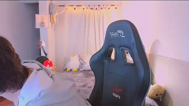 AllanYong18 online show from April 18, 10:38 am