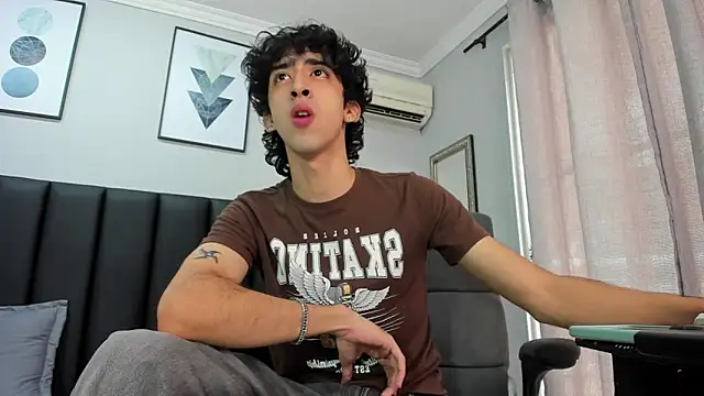 Alezzandro  online show from February 18, 2:38 pm