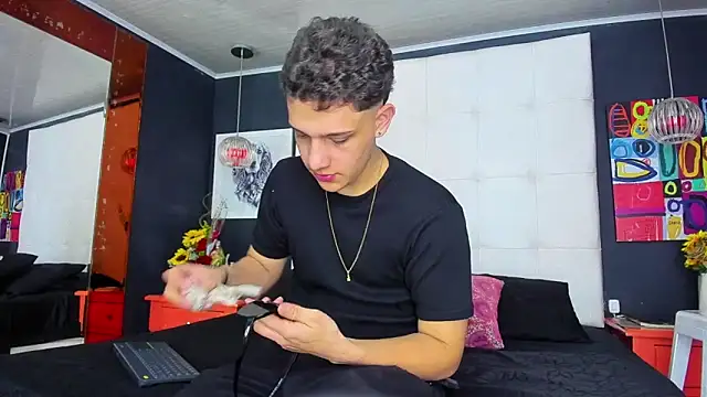 Snapshot of Thomas_May4rs chatting on March 12, 4:30 am Thomas May4rs online show from March 12, 4:30 am