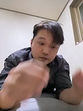 Snapshot of offwhite777 chatting on February 24, 11:21 am offwhite777 online show from February 24, 11:21 am