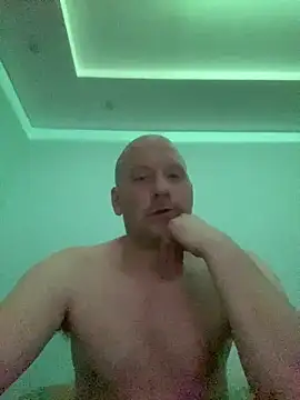 Krzysiekg123 online show from February 4, 6:25 pm