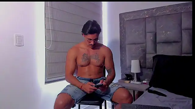 Valentino Dosantos  online show from March 13, 6:25 pm