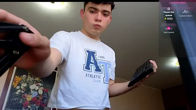 lukeboyce33 online show from May 6, 8:31 pm