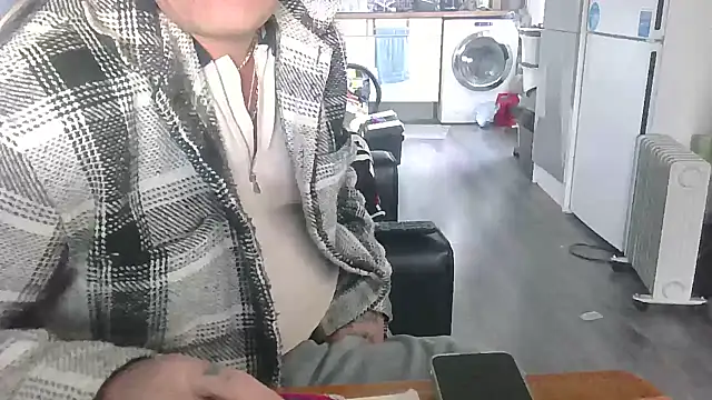 Snapshot of hefin18 chatting on January 24, 1:57 pm hefin18 online show from January 24, 1:57 pm