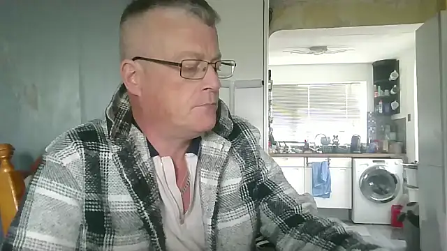 Snapshot of hefin18 chatting on February 17, 1:21 pm hefin18 online show from February 17, 1:21 pm