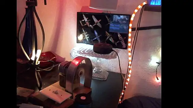 Pussyeat2please online show from April 18, 7:07 pm